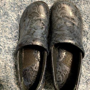 b.o.c. Blue & Black tooled leather clogs size 7.5